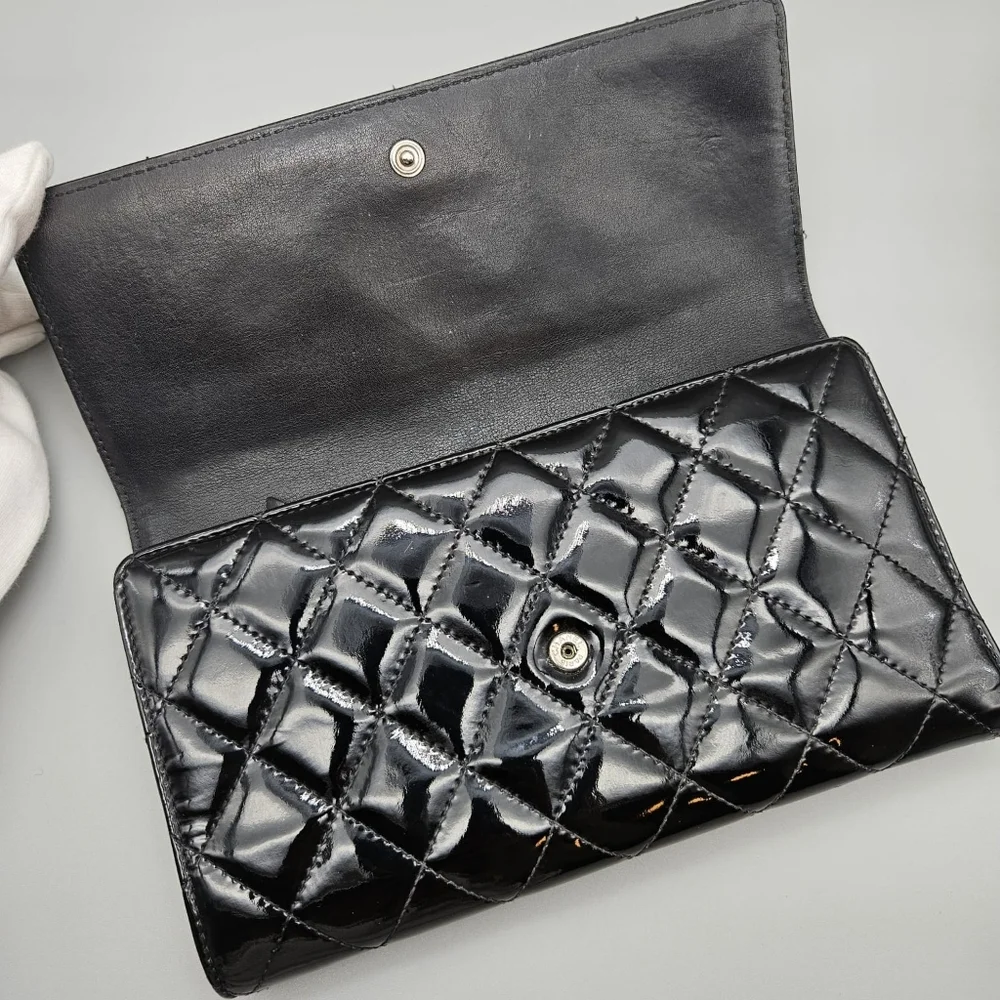 🖤CHANEL Authentic Black Quilted Patent Leather Clutch/Wallet🖤